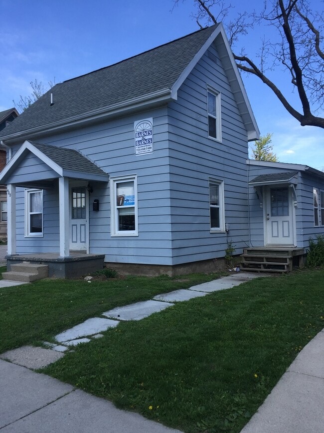 Building Photo - Four Bedroom, Two Full Bathroom - Steps to EMU's Campus