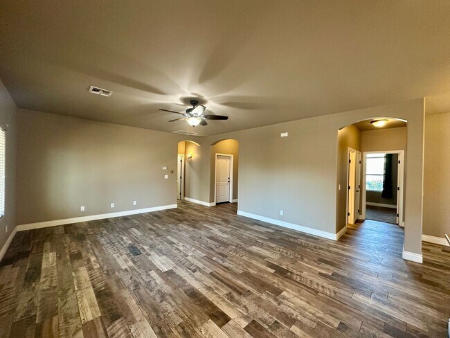 Building Photo - Gorgeous 3 bedroom, 2 bathroom home with 3 car garage
