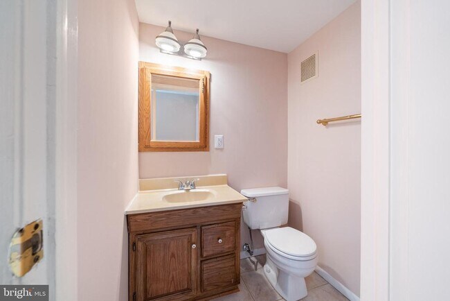 Building Photo - 1103 Burwick Dr