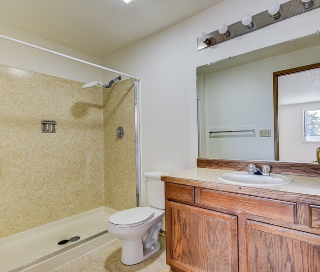 Building Photo - 3 BR / 2.5BA Townhouse Condo – Woodside Co...