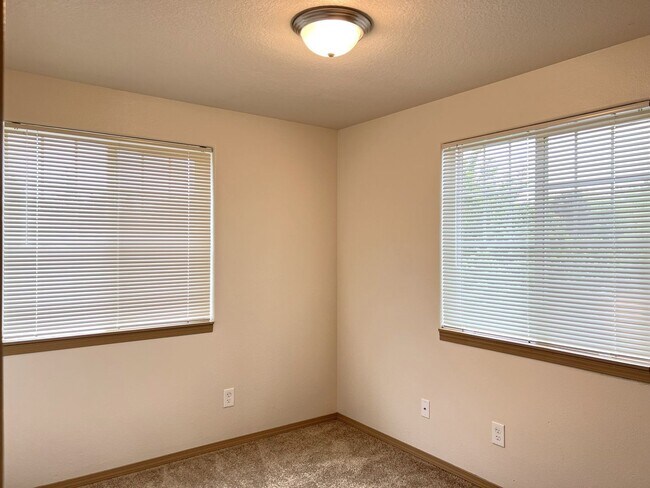 Building Photo - 3Bd/1.5Ba Two Story House - Available Soon!