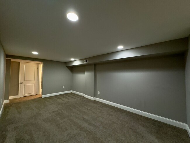 Building Photo - 615 W 33rd St