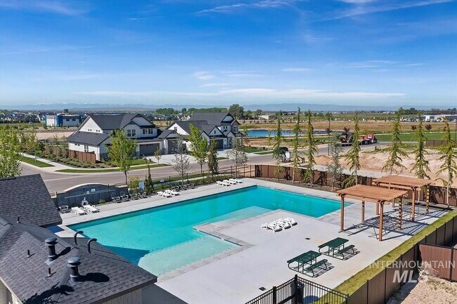 Building Photo - Functionality and convenience! Minutes from one of Meridian's most fantastic parks, with pools, p...