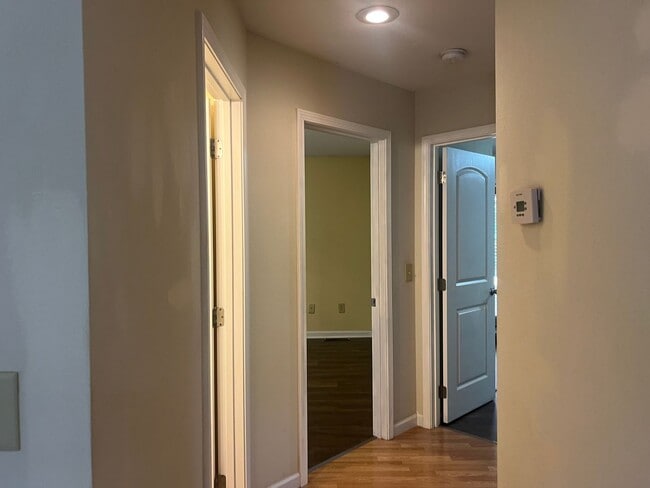 Building Photo - One- level 3bedroom /2bath  living with 2 ...