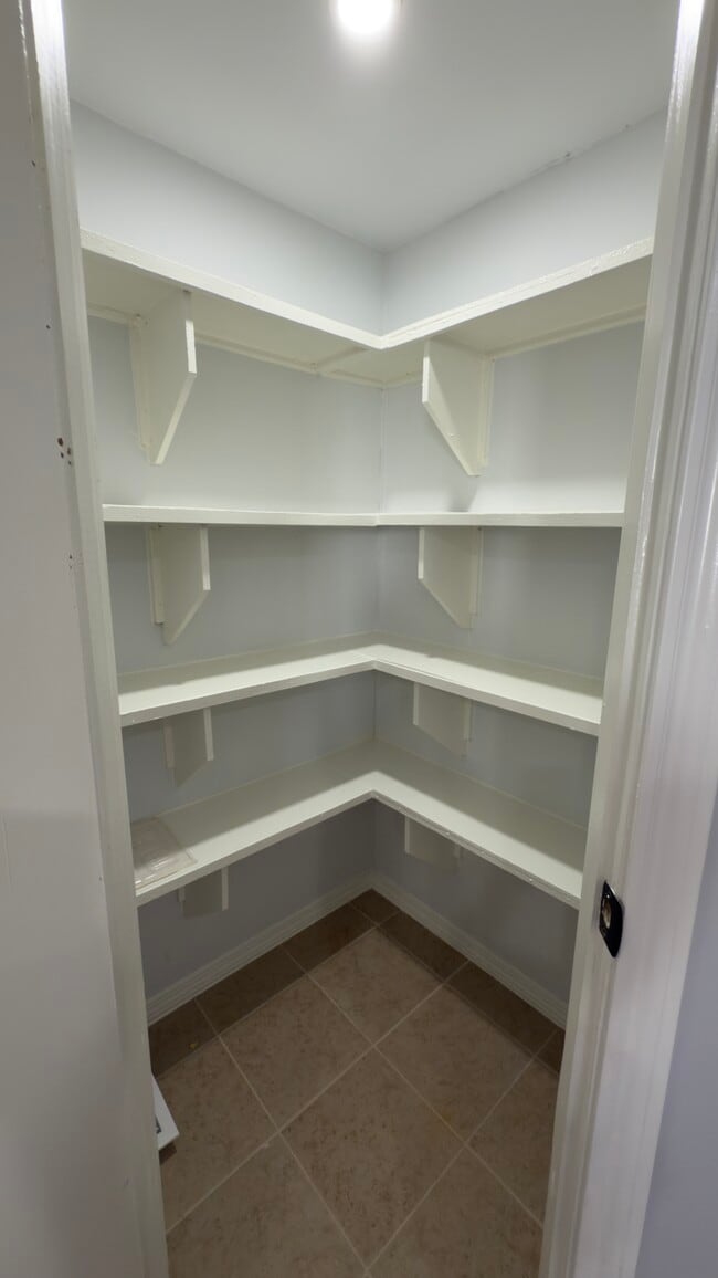 Building Photo - 712 Independence Dr