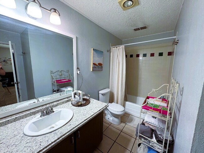 Building Photo - Stunning Home Located Near Rush Neighborho...