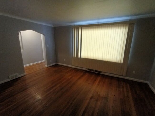 Building Photo - 3 bedroom/1.5 bath now available! $1300/mo!