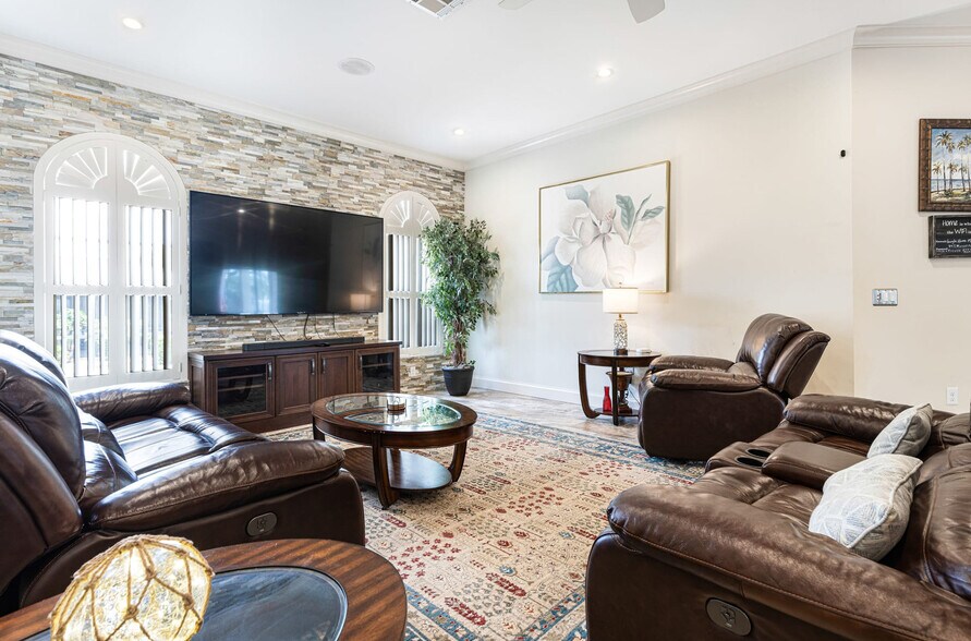 Building Photo - 842 Miramar Ct