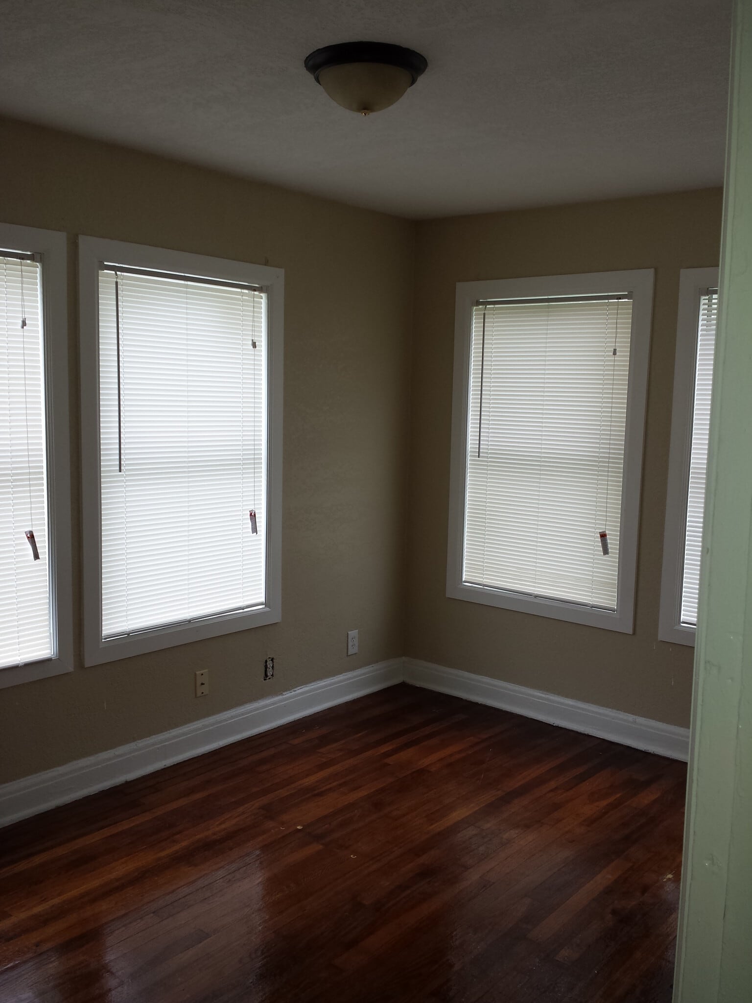 Building Photo - 3143 Magnoila, Unit b