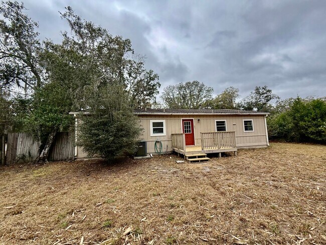 Building Photo - Spacious 3-Bed, 2-Bath Home with Private Yard in NW Gainesville