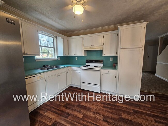 Building Photo - AWESOME 2 BEDROOM / 1.5 BATH APARTMENT IN ...