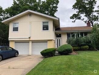 Building Photo - 81 Village Dr