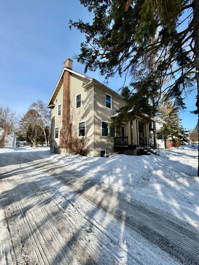 Building Photo - Available June 2025 - 5 Bed, 1 Bath home near campus!