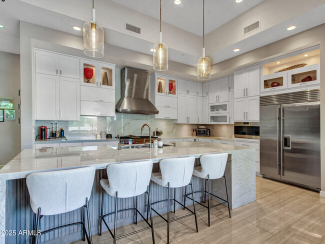 Building Photo - 6031 E Paradise Dr