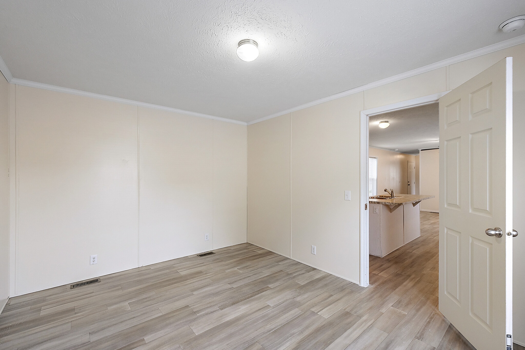 Building Photo - 4418 E Daisy Ln