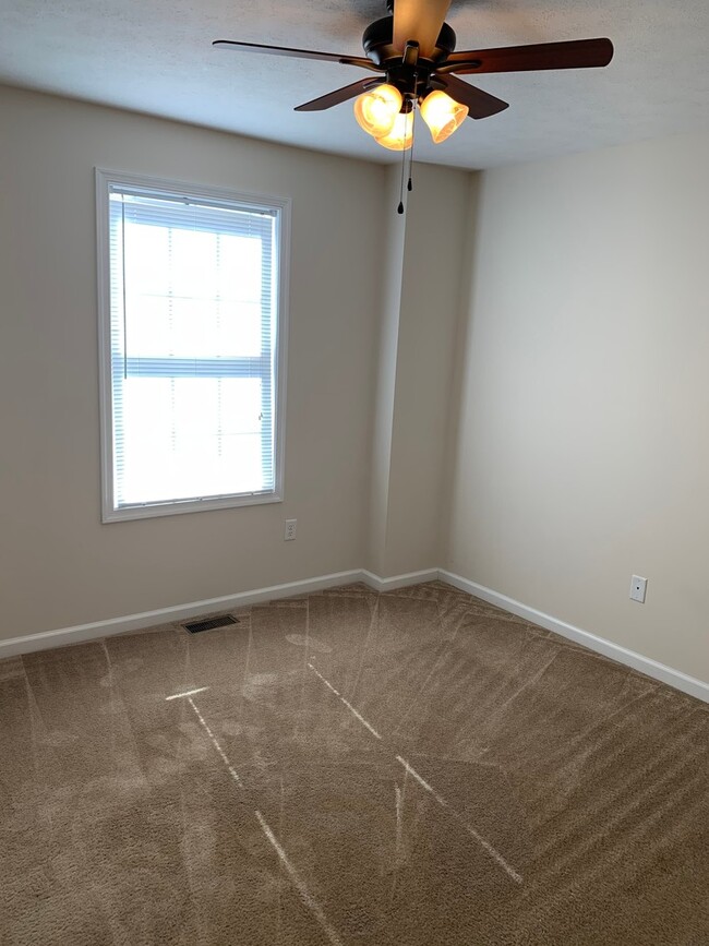 Building Photo - 3 BR 2.5 Bath Townhouse