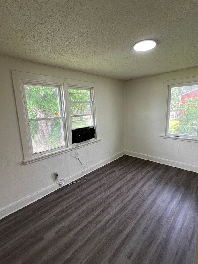 Building Photo - 2 Bed 1 Bath Single Family Home