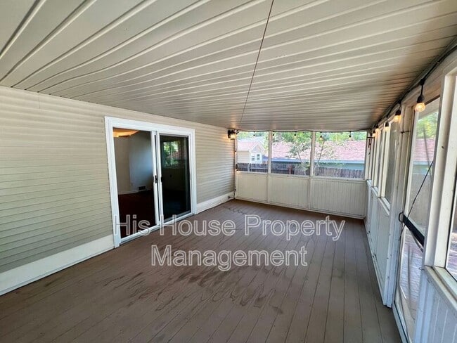 Building Photo - 1405 16th Ave