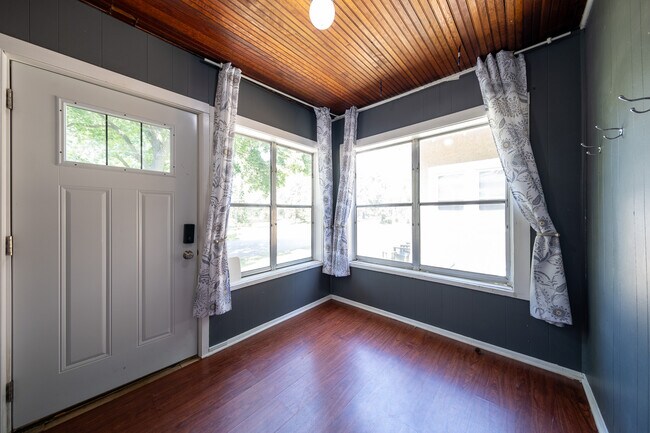 Building Photo - 2654 N Vincent Ave
