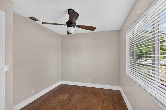 Building Photo - 907 Wright Dr
