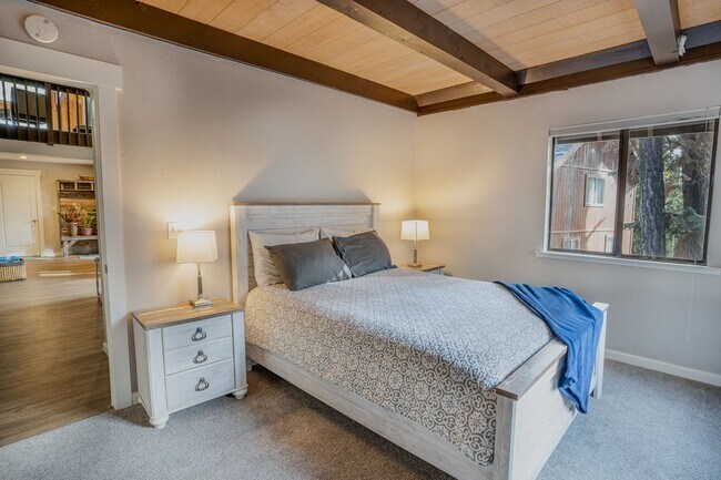 Building Photo - SKI LEASE:  Family Home with 1-Car Garage,...