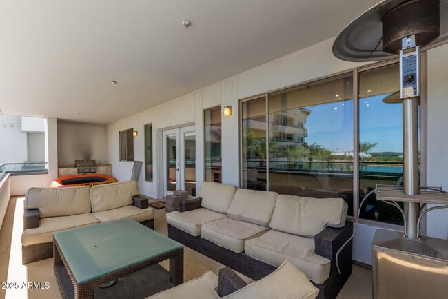 Building Photo - 945 E Playa Del Norte Dr