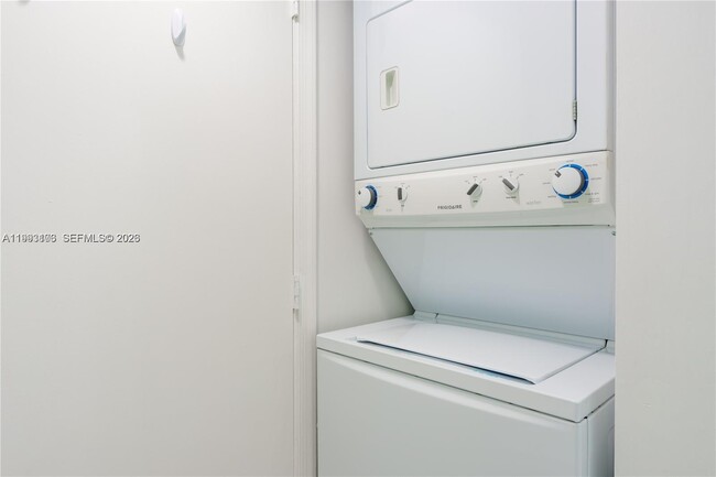 Building Photo - 1750 N Bayshore Dr