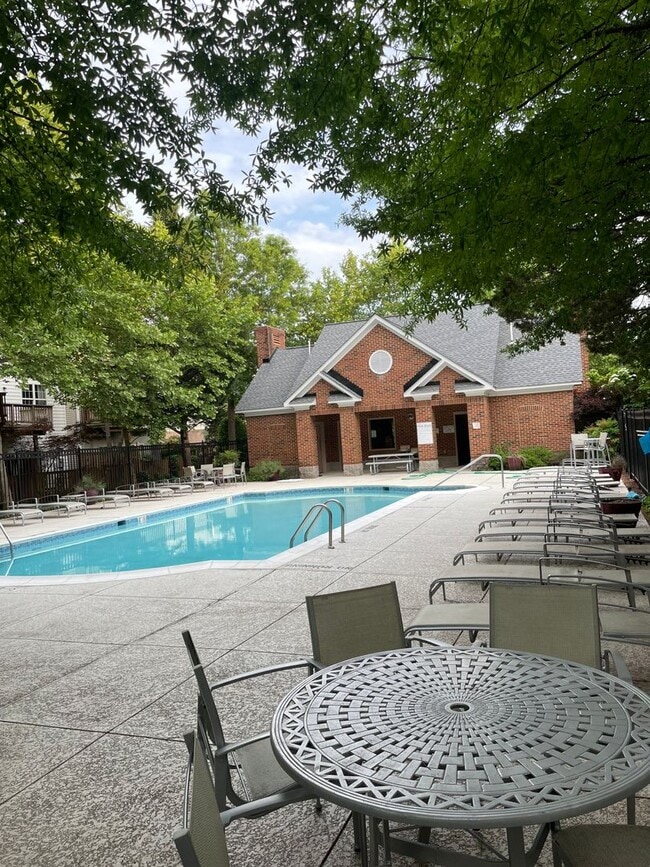 Building Photo - Three Bedroom Townhouse on Eisenhower Aven...