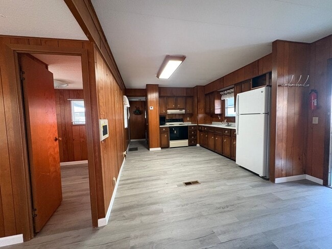 Building Photo - 3bed/1.5bath SFH Rent $1240/month ready now!! May 2026