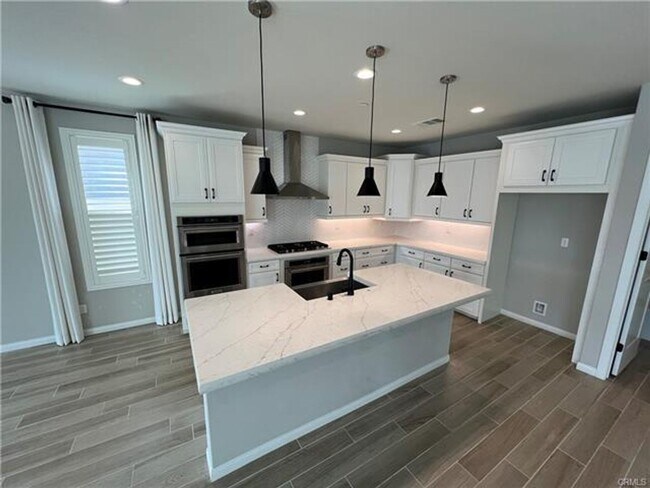 Building Photo - Welcome to this exceptional single-story 4-bedroom, 4-bathroom home!