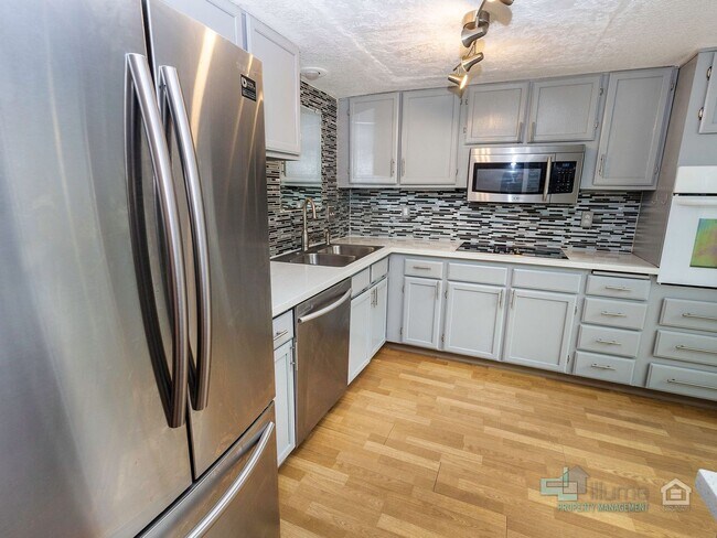 Building Photo - Inviting 2-Bedroom, 2.5 Bathroom Home in Gresham