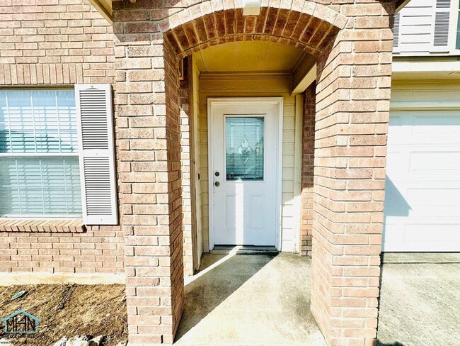 Building Photo - Looking for space, comfort, and convenienc...