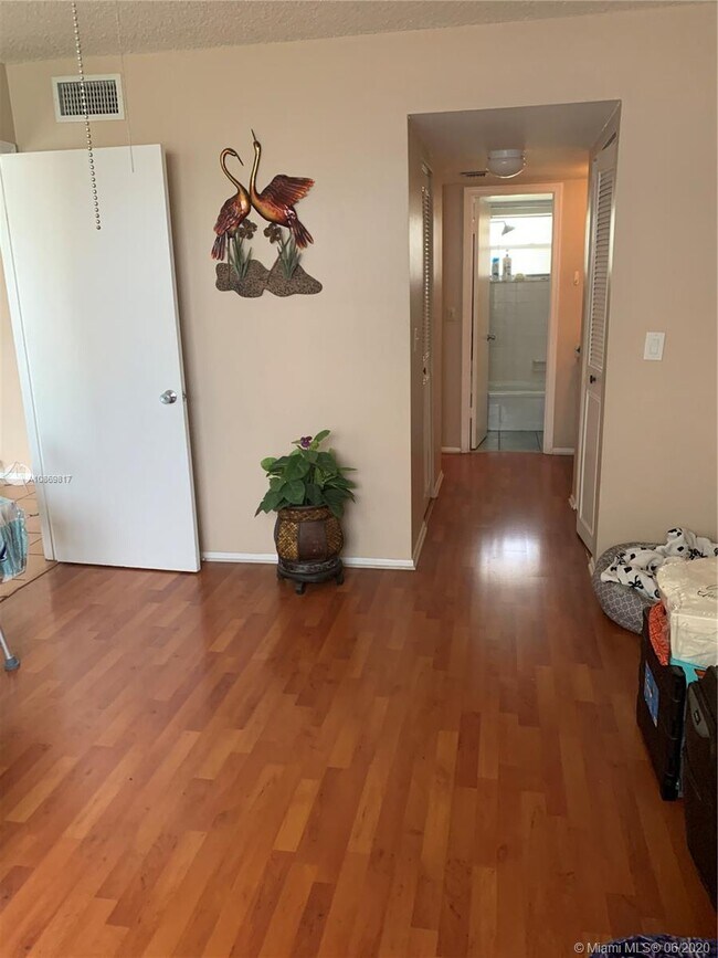 Building Photo - 9450 Poinciana Pl