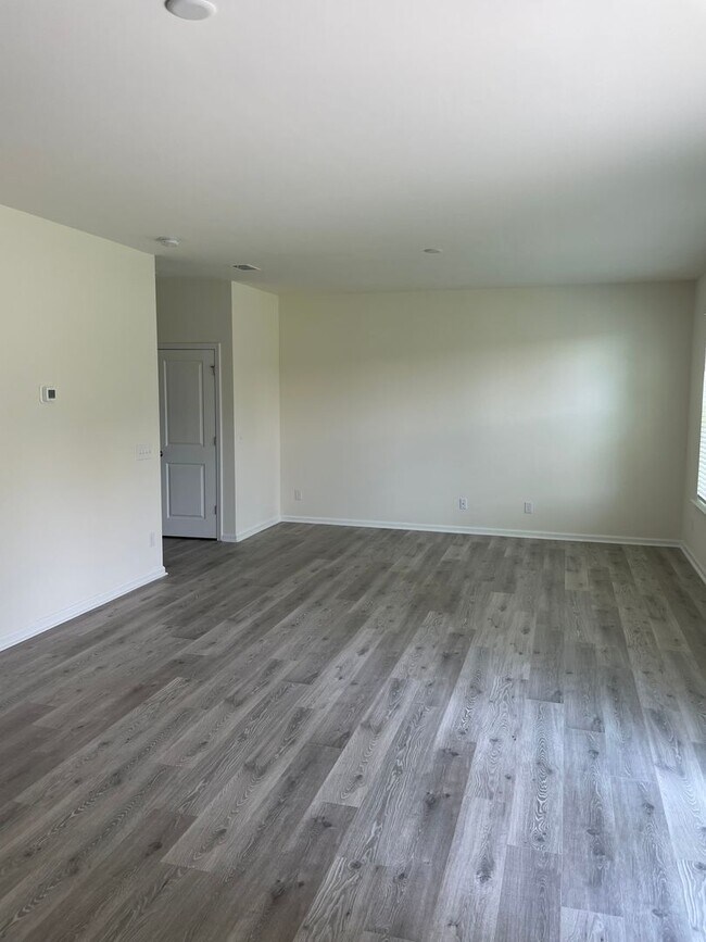 Building Photo - THE COMMONS AT RICHMOND HILL **Rent Specia...