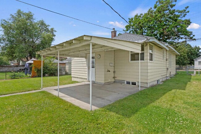 Building Photo - "Charming Spokane Retreat: Cozy 2-Bedroom ...
