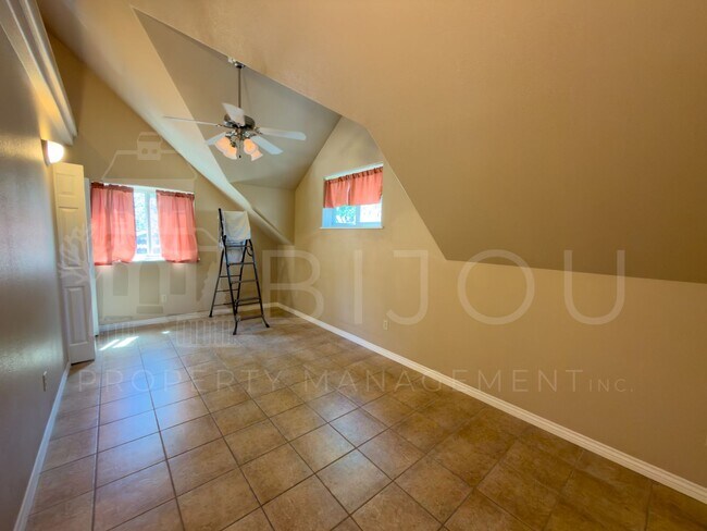 Building Photo - 528 E Bijou St