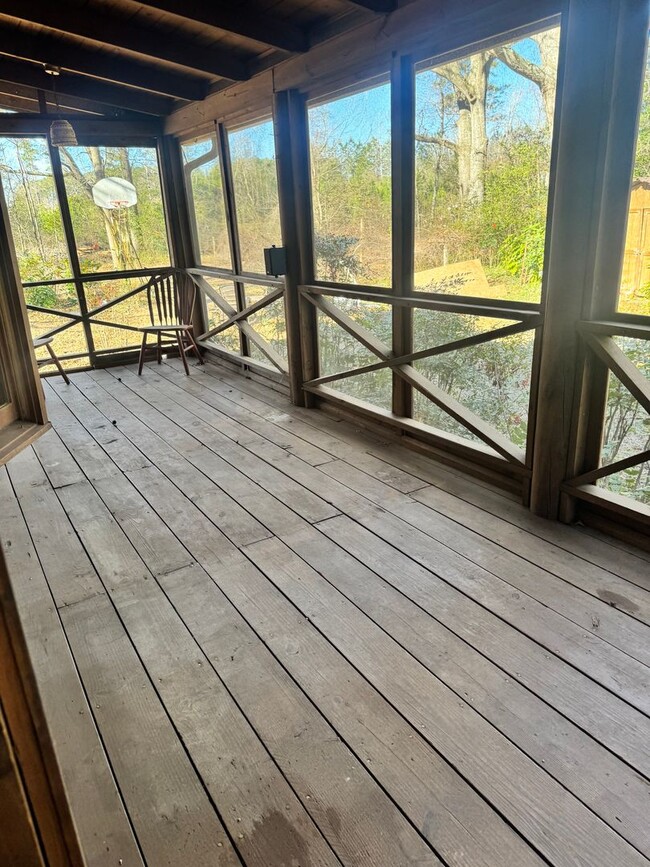 Building Photo - Log Cabin in Oconee on a 1.357 acre neighborhood wooded lot!