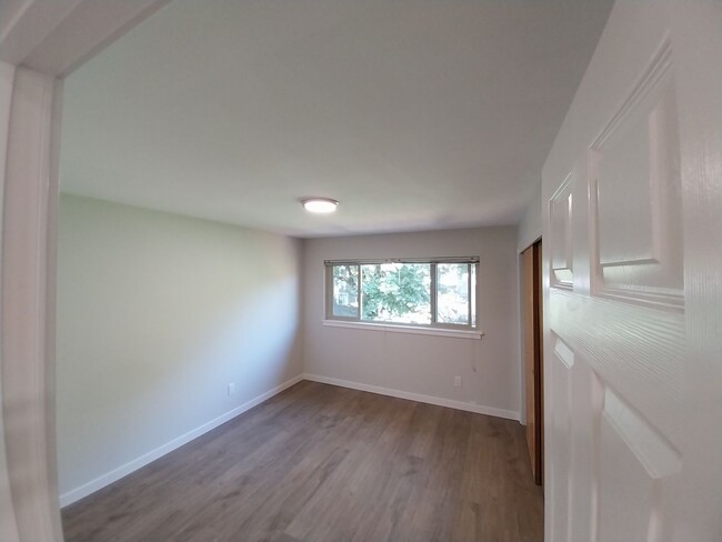 Building Photo - 5029 Roosevelt Way NE