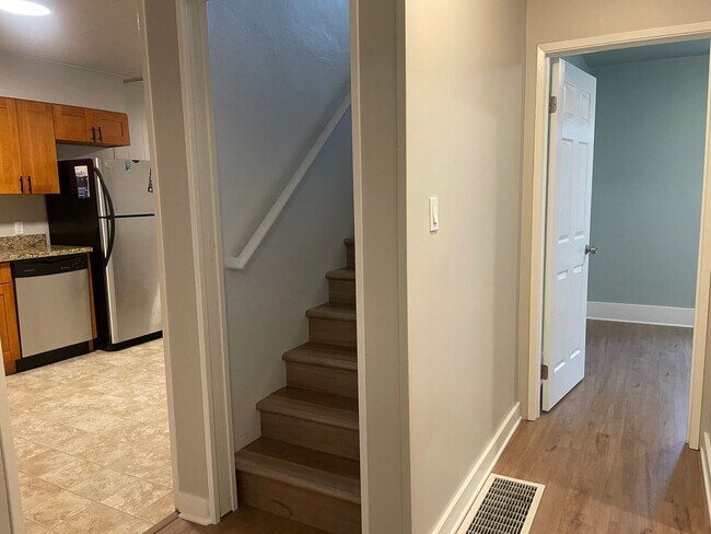 Building Photo - Welcome Home 3b/1ba Updated Home