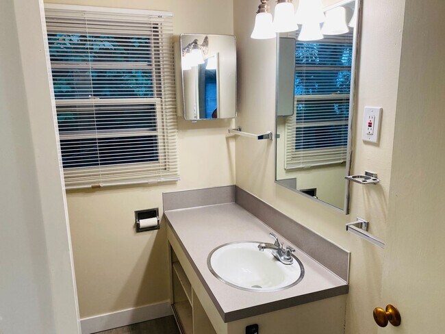 Building Photo - Inner SE Cool and Comfort