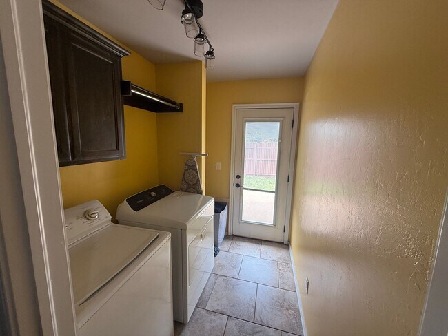 Building Photo - Immaculate 3 bed 2 bath in Mustang Schools, ready for move in on or before July 1st!