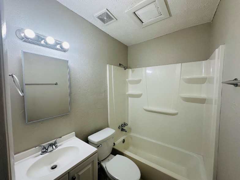 Building Photo - 7114 Ken Knight Dr W