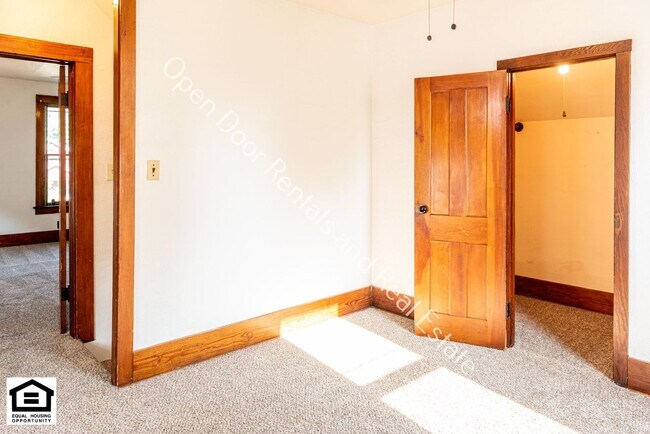 Building Photo - 1320 S Van Buren St