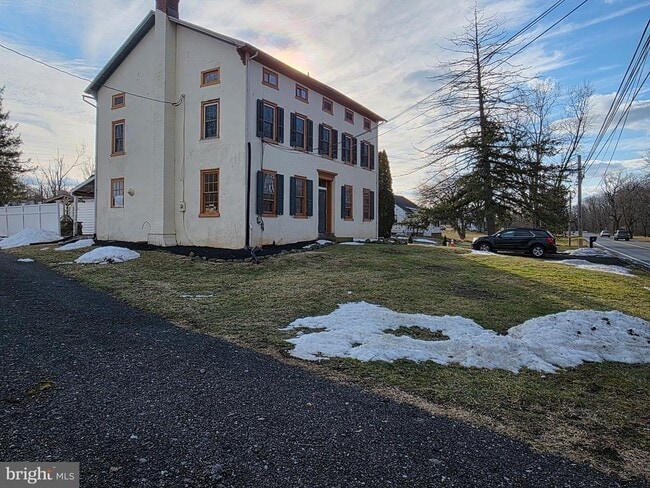 Building Photo - 2022 E Main St