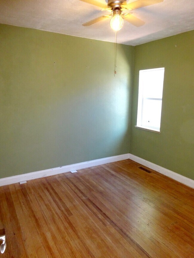 Building Photo - Bright and Charming Sunnyside Bungalow