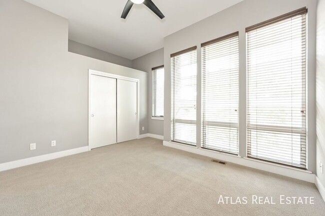 Building Photo - Contemporary Bi-level 2 Bed/2.5 Bath Townh...