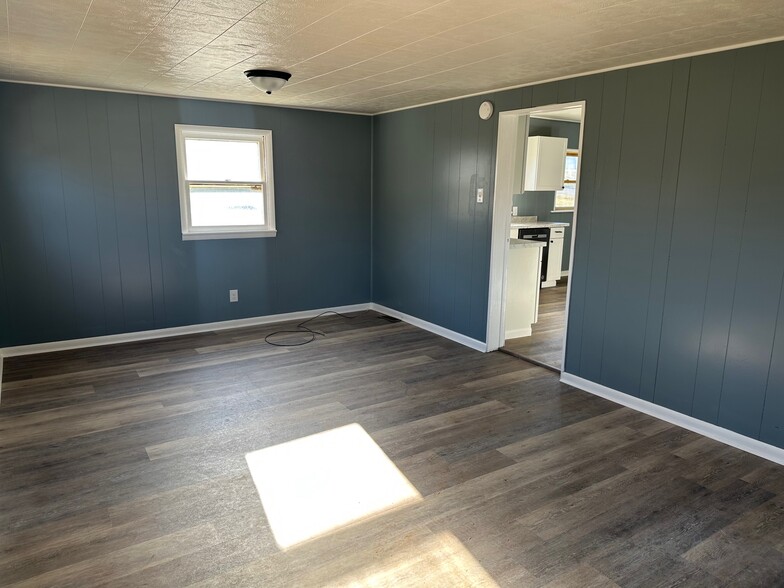 Laundry/Extra living area - 1228 Meadowview Ave