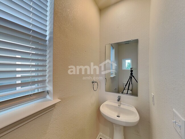 Building Photo - 180 Pebble Creek Run