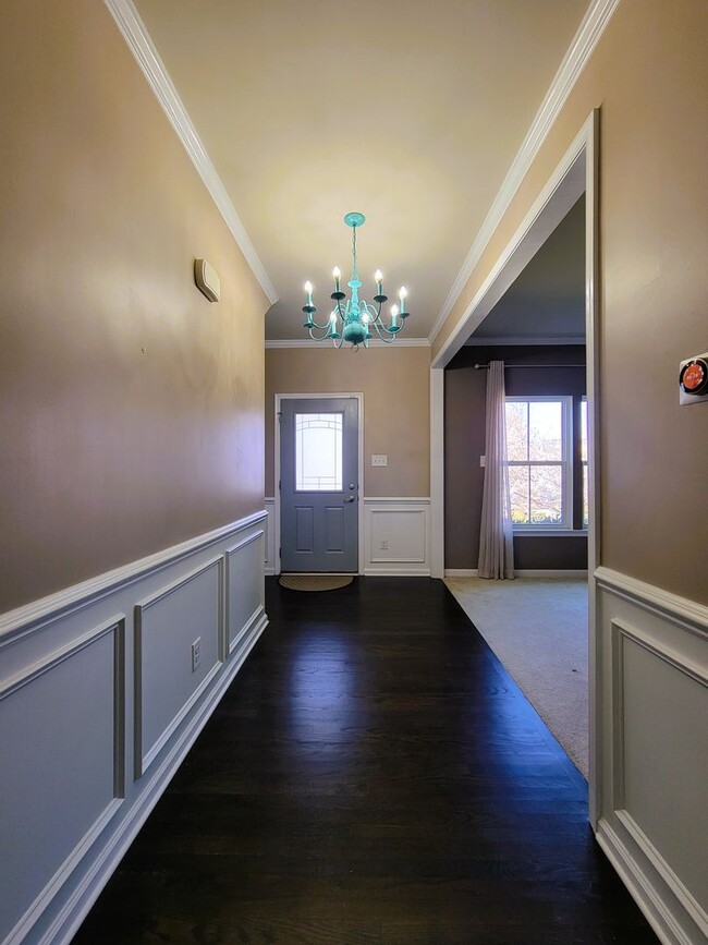 Building Photo - Large 2 story transitional in highly sough...