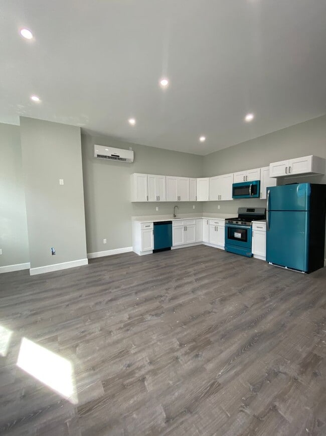 Building Photo - 121 N. Lake